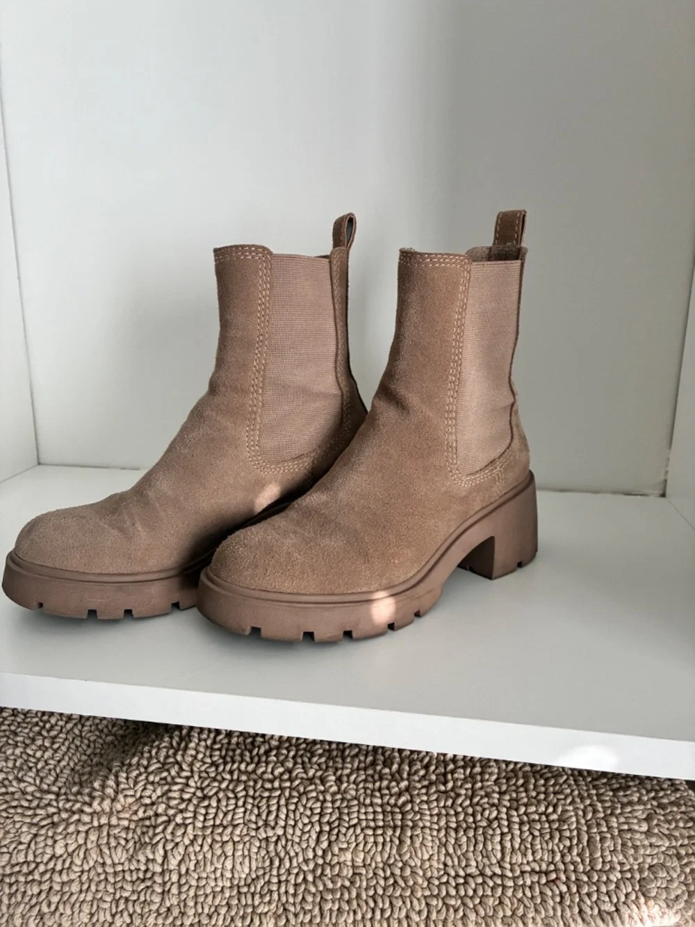 Steve Madden Taupe Suede Lug Sole Chelsea Boots Size 6